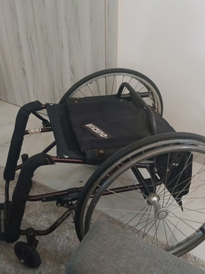 Carbon fiber folding wheelchair with quick-release wheels