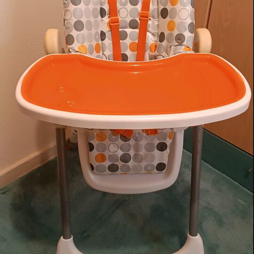 FreeOn folding baby high chair like new with 5-point safety harness