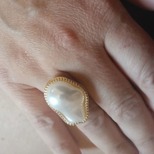 Ring like new with adjustable size, white and gold color