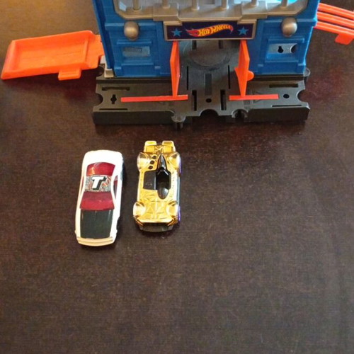 Hot Wheels small track like new with 2 cars