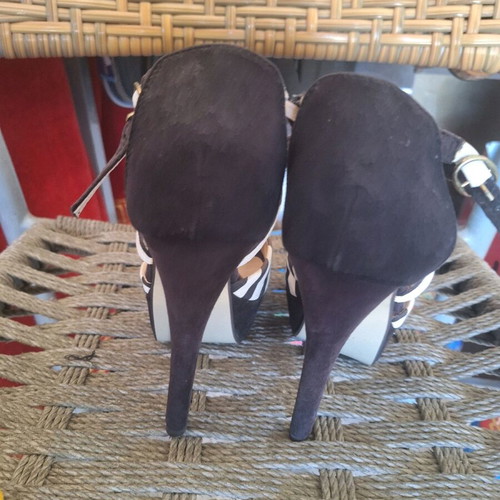 Kelly's pumps size 37 like new, black and white