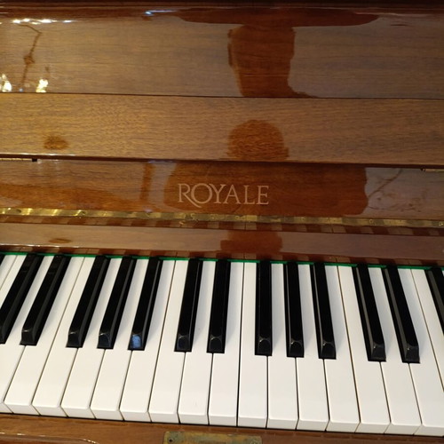 Royale Upright Piano like new, brown with bench