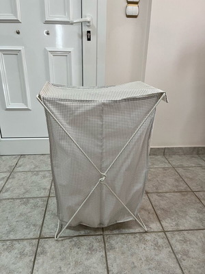 Καλάθι απλύτων σαν καινούργιο με δύο θήκες, διαστάσεις Υ70xΠ46εκ