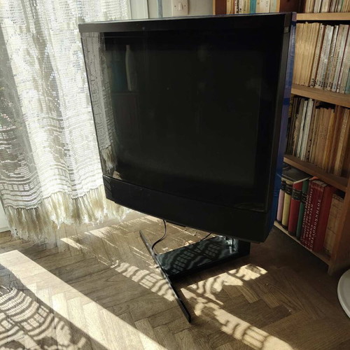 Bang & Olufsen television used 28 inches, 1980s model