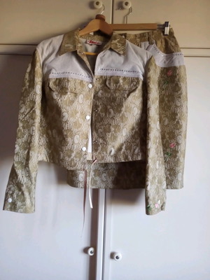 Σετ Vintage Mia (Νούμερο 48 / L-XL) – Τζάκετ & Φούστα με Δαντελωτό Μοτίβο, Κεντήματα & Στρας