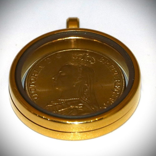 England Pound Victoria gold-plated pendant necklace in a case with glass on both sides 22K plated
