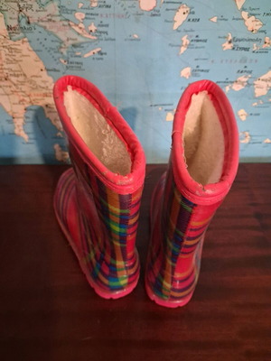 Children's boots with plaid pattern and warm lining, size 33 like new