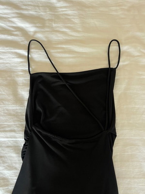 Φόρεμα Pull and Bear σαν καινούργιο, μαύρο, με ανοιχτή πλάτη και σκίσιμο στο πόδι