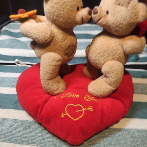 Plush teddy bears on heart used, good condition