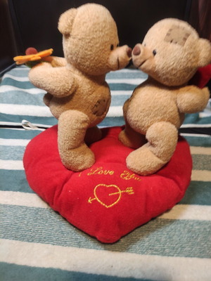 Plush teddy bears on heart used, good condition