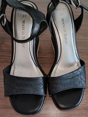 Marco Tozzi_Black Leather Platforms
