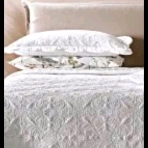 King size quilt cotton embossed design with two large pillowcases new