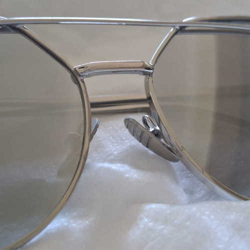 Unisex sunglasses with gray UV400 lenses and silver metal frame like new