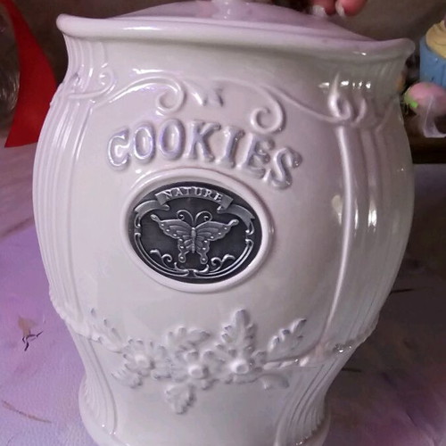Large ceramic cookie jar like new