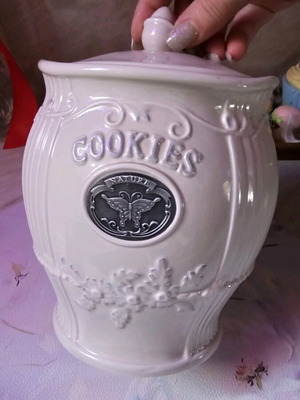 Large ceramic cookie jar like new