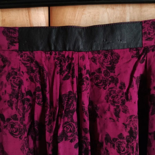 H&M Divided Skater goth mini skirt used, dark fuchsia with black roses, size 36