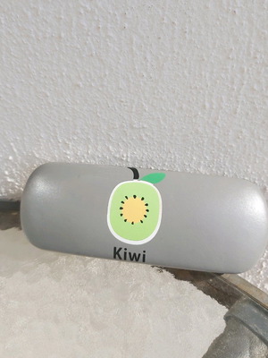 Kiwi γκρι θήκη γυαλιών σαν καινούργιο με 2 πανάκια καθαρισμού