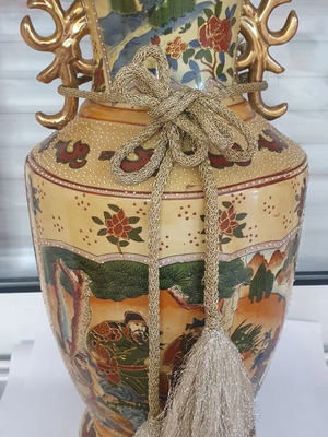 Satsuma vase 40 cm and two decorative plates set like new