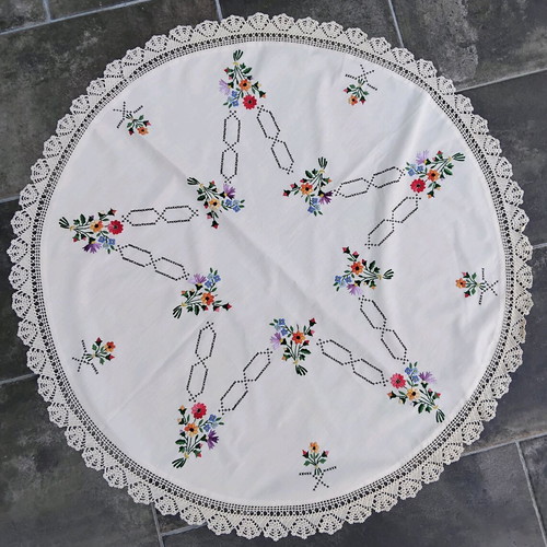 Handmade round tablecloth 95cm with vintage embroidery and lace like new