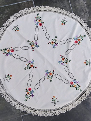 Handmade round tablecloth 95cm with vintage embroidery and lace like new