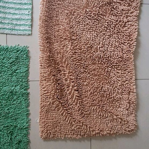 Set of 3 bath mats like new, soft and absorbent