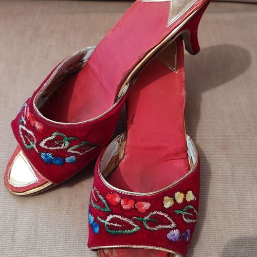 Vintage embroidered velvet pasoumakia like new, red size 36