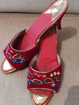 Πασουμάκια Vintage κεντημένα βελούδο σαν καινούργια, κόκκινα νούμερο 36