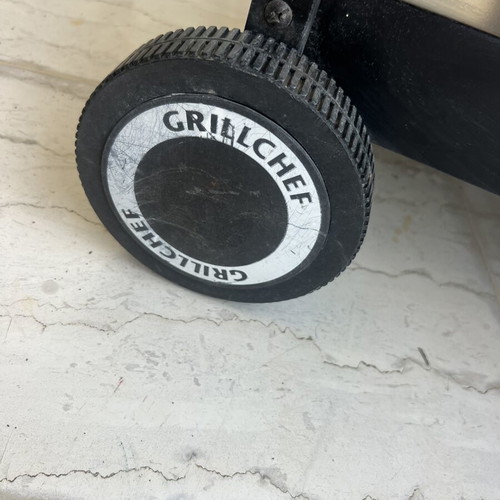Grill Chef by Landmann gas grill like new with 3 main burners and side burner