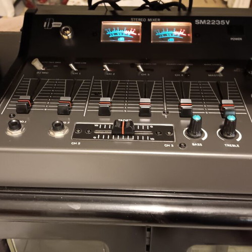 Stereo Mixer SM2235V like new with 3 phono and 3 line in channels
