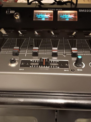 Stereo Mixer SM2235V like new with 3 phono and 3 line in channels