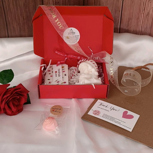 Decorative gift set candle girl with rose bouquet and lilac tablet new