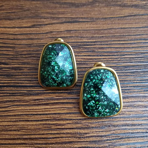 Earrings with green stone and gold frame new
