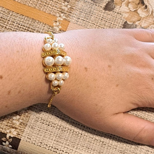 Vintage bracelet like new with pearls and rhinestones in gold color