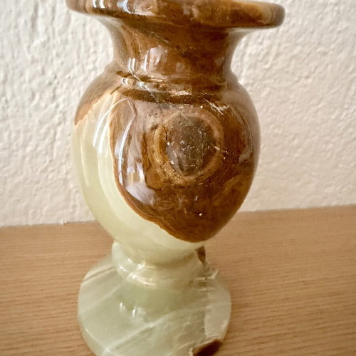 Onyx vase with marble-like surface and beautiful design, like new