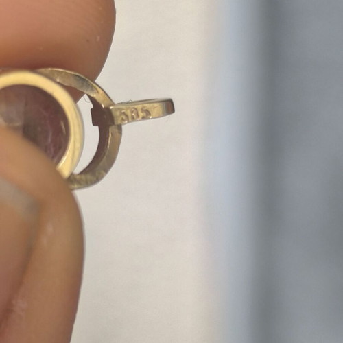 Gold pendant with round zircon and gold setting new
