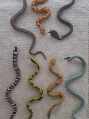 Collection & co snakes set of 7 miniatures like new