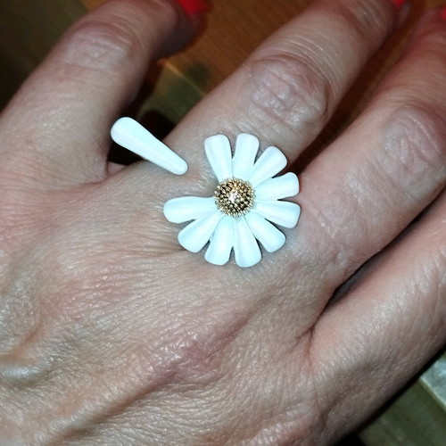 Daisy adjustable ring white unused