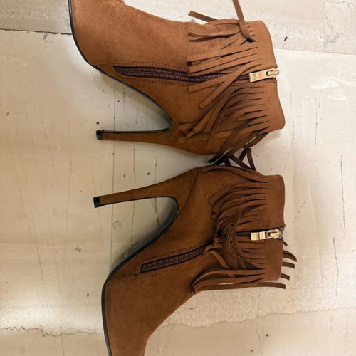Camel suede ankle boots with fringes and high heel like new, size 36