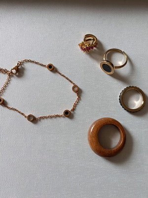 Jewelry set like new, gold color with pink stone