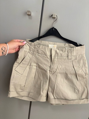 Stylish Pull & Bear Shorts Size 36 – Beige
