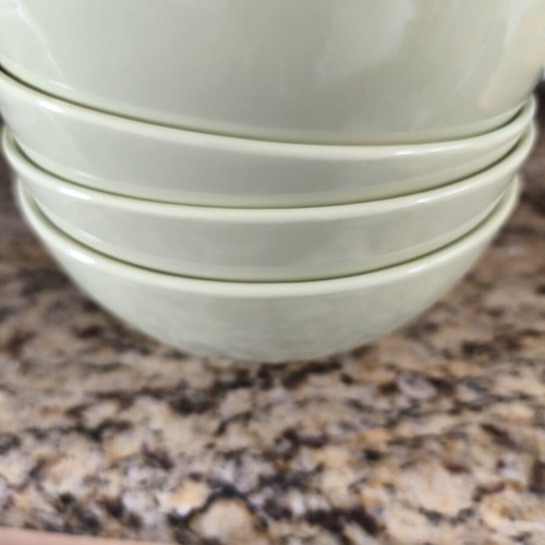 Set of 4 bowls like new