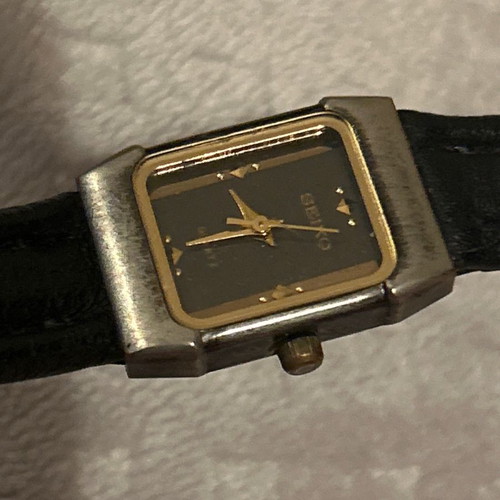 Vintage Seiko women's watch used, needs battery, small scratch