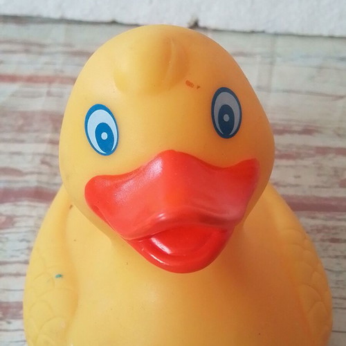 Latex duck squeaky toy used, height 9 cm, floating