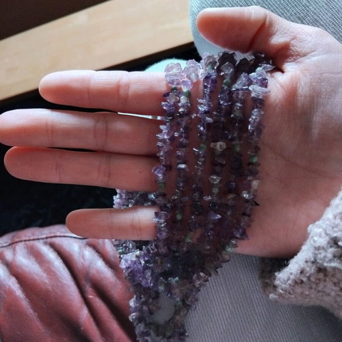 Long amethyst chip necklace like new, purple