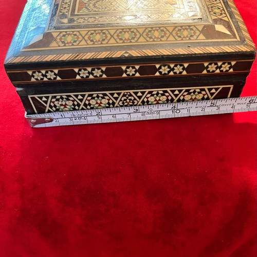 Ξύλινο κουτί vintage 1960s με mother of pearl marquetry από τη Μέση Ανατολή μεταχειρισμένο