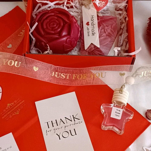 Gift Box Pink Rose Candle, Wardrobe Tablet & Car Diffuser