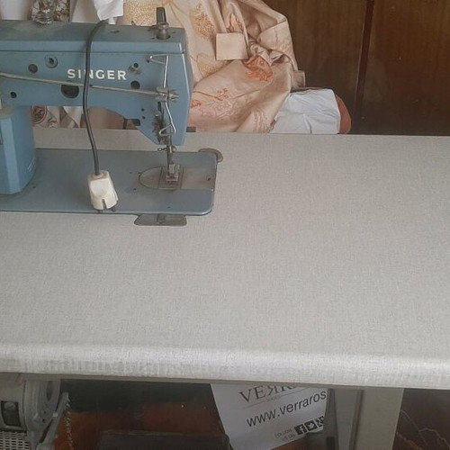 Singer sewing machine professional like new with electric pedal