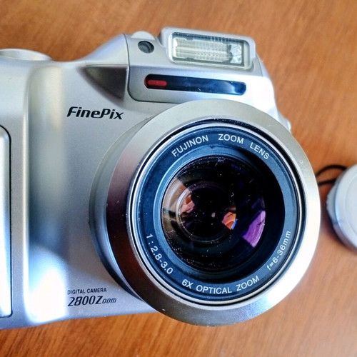 Fujifilm Finepix 2800 Zoom digital camera like new