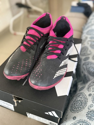 Adidas Predator ποδοσφαιρικά παπούτσια μεταχειρισμένα, νούμερο 44, μαύρο και ροζ