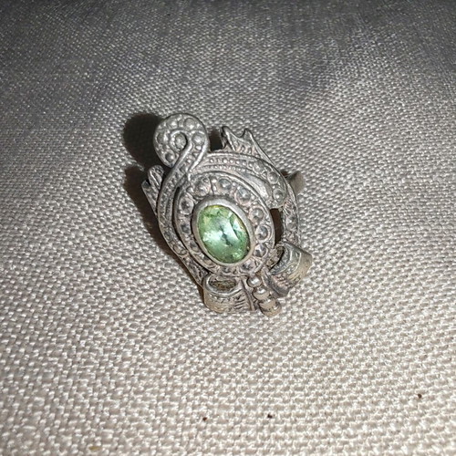 Silver ring with possible peridot stone like new